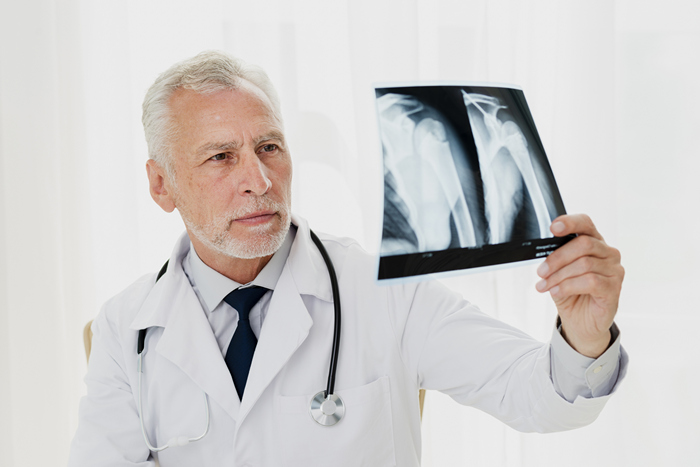 Рентген плечевого сустава — быстрый способ узнать причину боли и дискомфорта